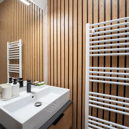 Mohost One - Stylish Retreat With Mountain Views Apartment