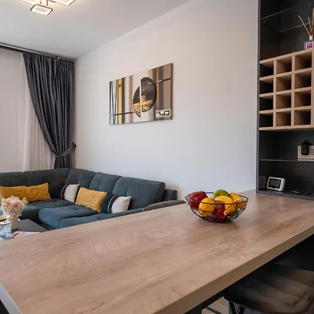 Mohost One - Stylish Retreat With Mountain Views Apartment *