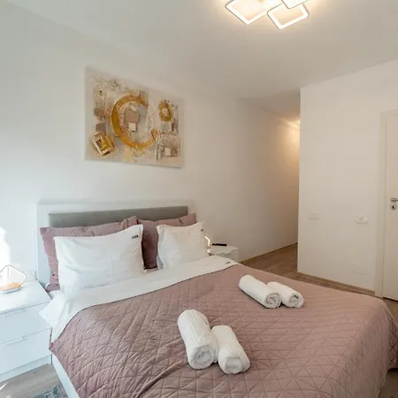 Mohost One - Stylish Retreat With Mountain Views Apartment